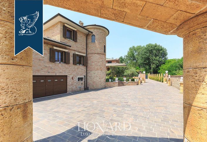 Image No.3-8 Bed Villa for sale