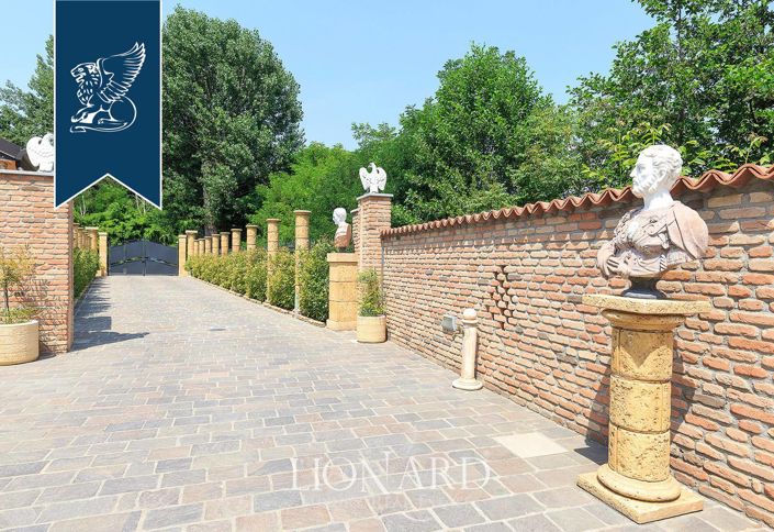 Image No.9-8 Bed Villa for sale