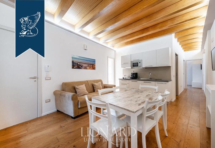 Image No.13-15 Bed Property for sale