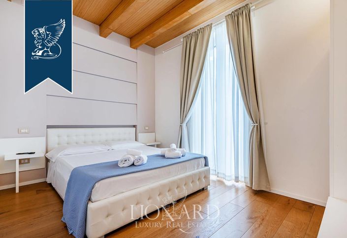 Image No.16-15 Bed Property for sale