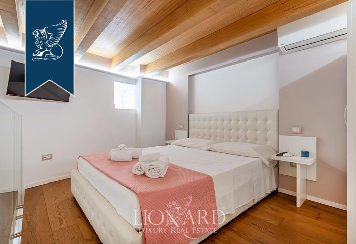 Image No.7-15 Bed Property for sale