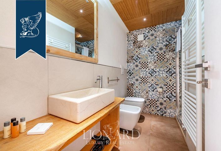 Image No.8-15 Bed Property for sale