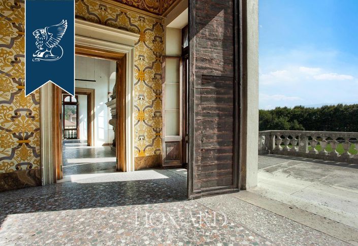 Image No.20-10 Bed Villa for sale