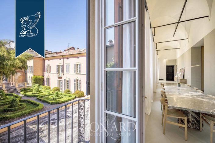 Image No.13-10 Bed Property for sale