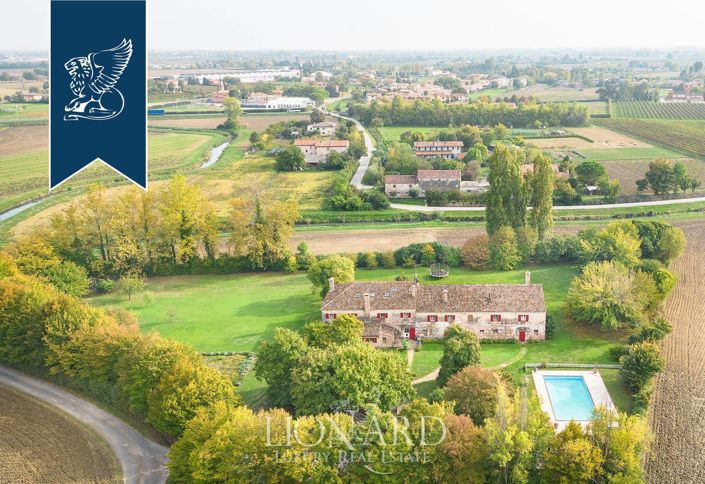 Image No.8-11 Bed Farmhouse for sale