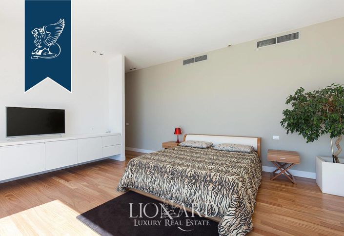 Image No.58-8 Bed Villa for sale