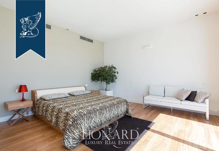 Image No.59-8 Bed Villa for sale