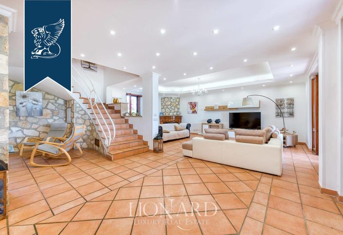 Image No.11-9 Bed Villa for sale