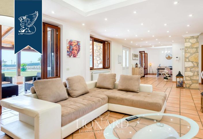 Image No.13-9 Bed Villa for sale