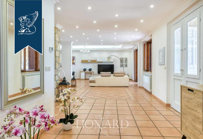 Image No.15-9 Bed Villa for sale