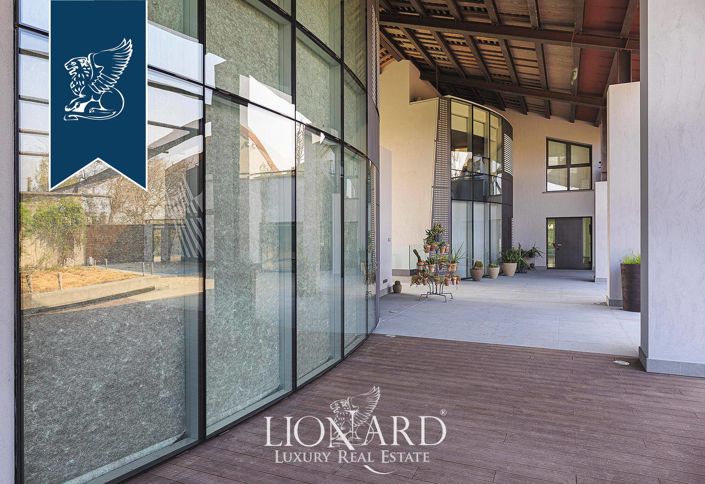 Image No.11-8 Bed Villa for sale