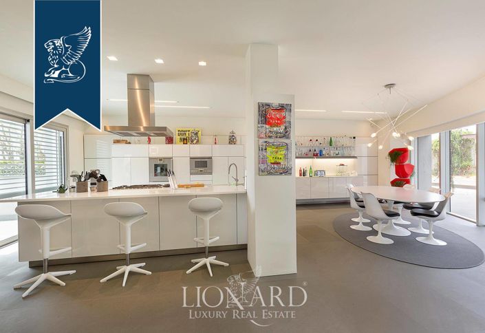 Image No.14-8 Bed Villa for sale