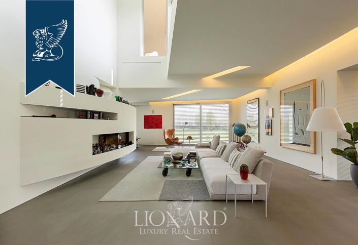 Image No.16-8 Bed Villa for sale