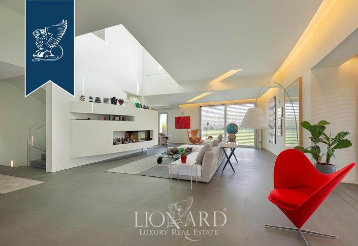 Image No.17-8 Bed Villa for sale