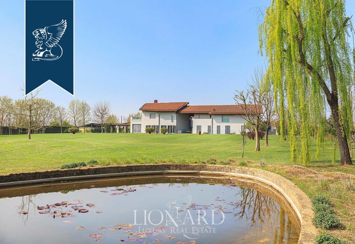 Image No.2-8 Bed Villa for sale