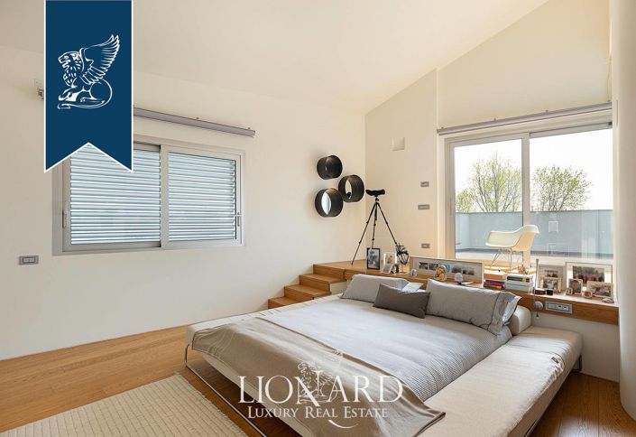 Image No.35-8 Bed Villa for sale