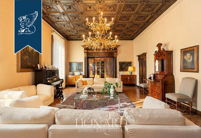 Image No.8-10 Bed Villa for sale