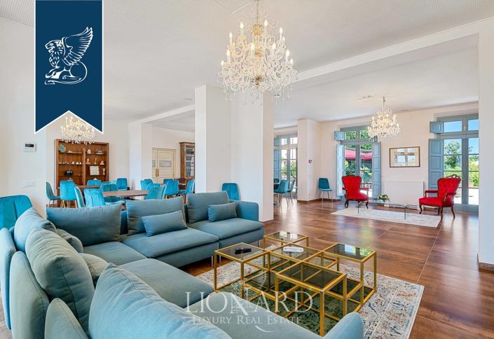 Image No.11-17 Bed Villa for sale