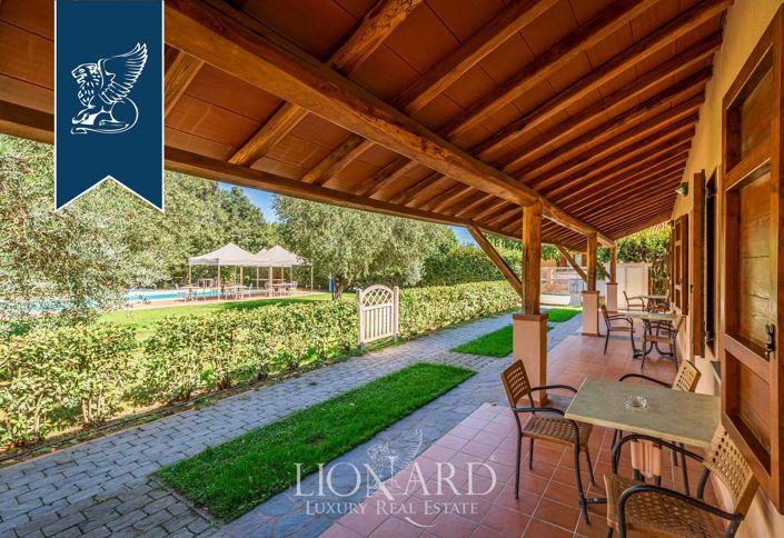 Image No.8-10 Bed Farmhouse for sale