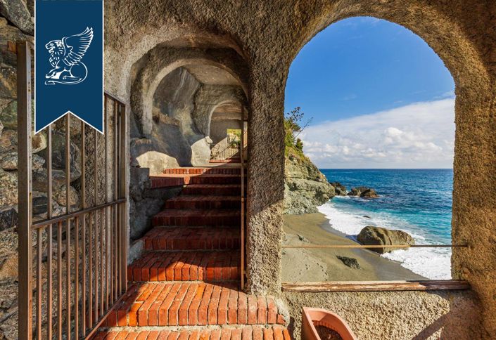 Image No.10-8 Bed Villa for sale