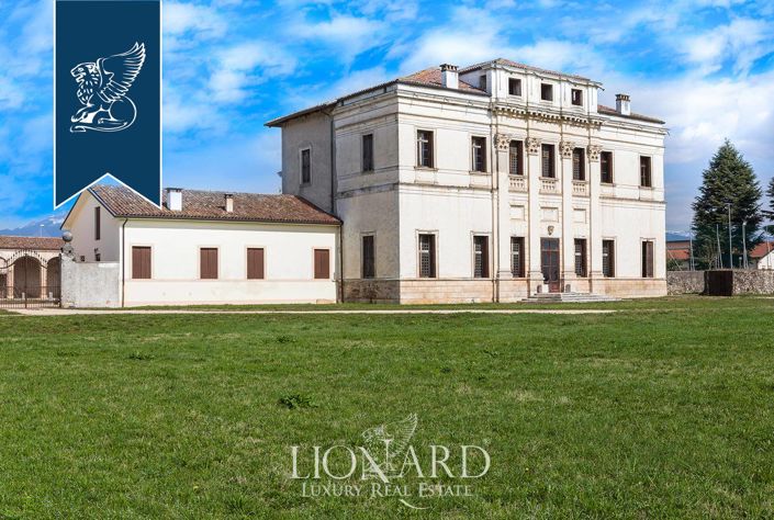 Image No.1-8 Bed Villa for sale