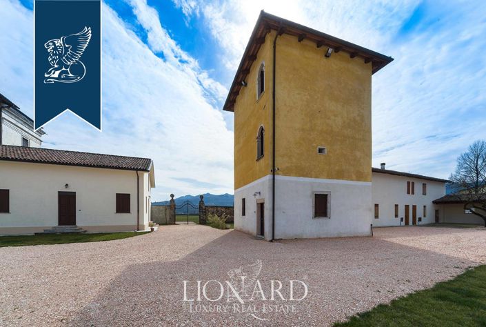 Image No.12-8 Bed Villa for sale