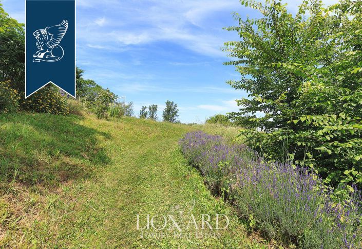 Image No.12-10 Bed Property for sale