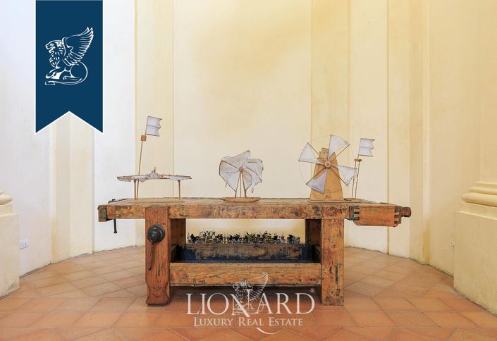 Image No.22-10 Bed Property for sale