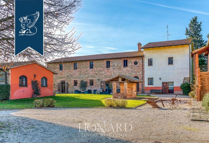 Image No.8-9 Bed Farmhouse for sale