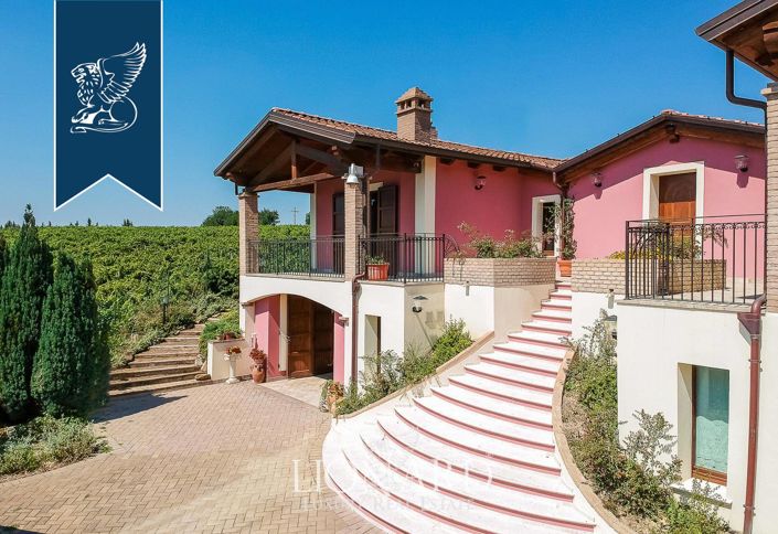 Image No.16-6 Bed Farmhouse for sale