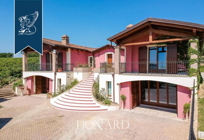 Image No.17-6 Bed Farmhouse for sale