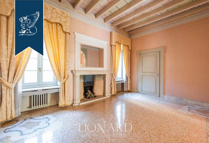 Image No.10-5 Bed Property for sale