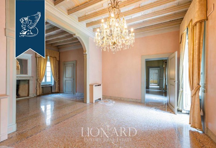 Image No.12-5 Bed Property for sale