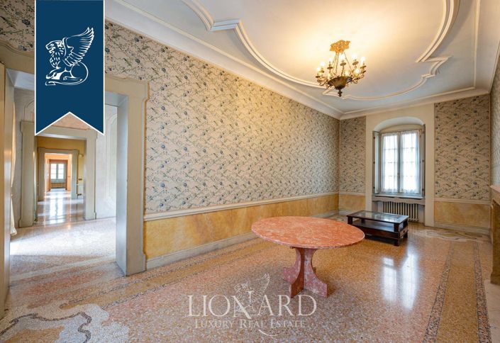 Image No.15-5 Bed Property for sale