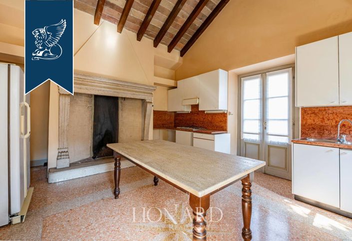 Image No.26-5 Bed Property for sale