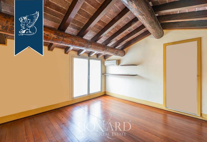 Image No.28-5 Bed Property for sale