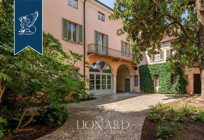 Image No.38-5 Bed Property for sale