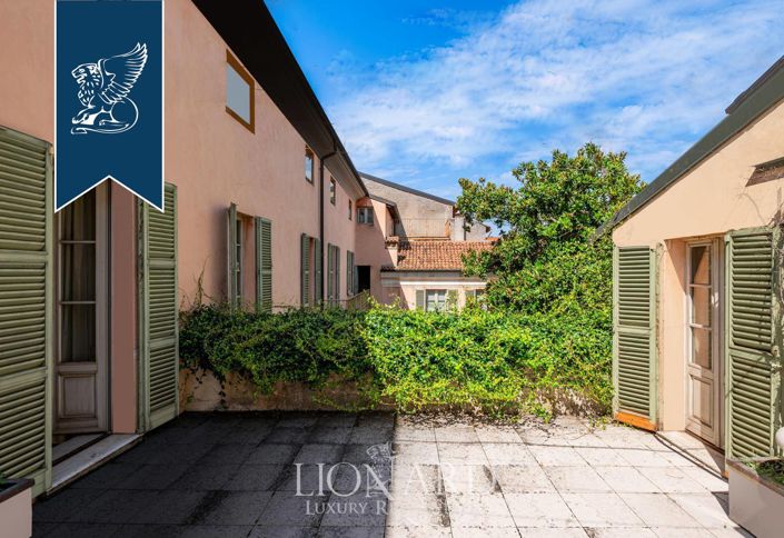 Image No.44-5 Bed Property for sale