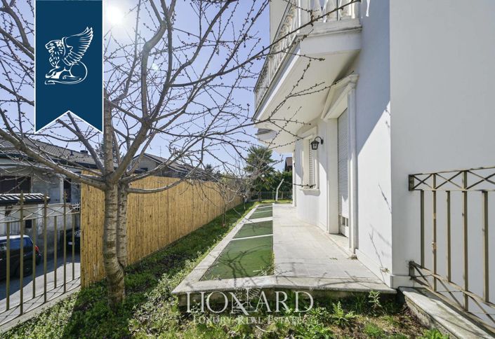 Image No.10-20 Bed Villa for sale