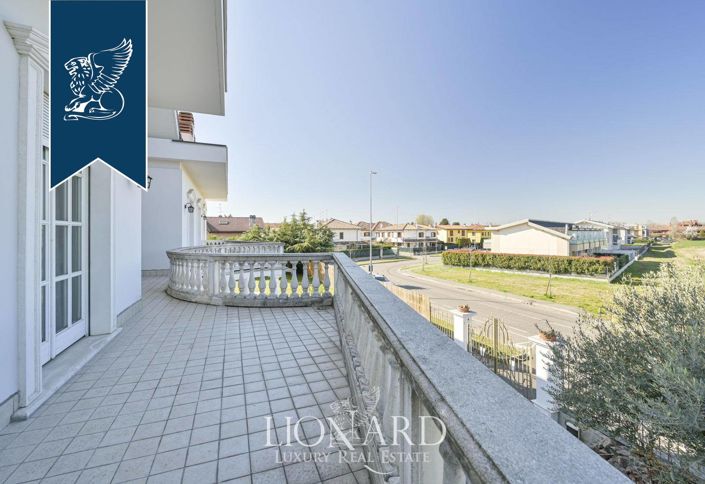 Image No.12-20 Bed Villa for sale