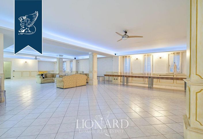 Image No.16-20 Bed Villa for sale