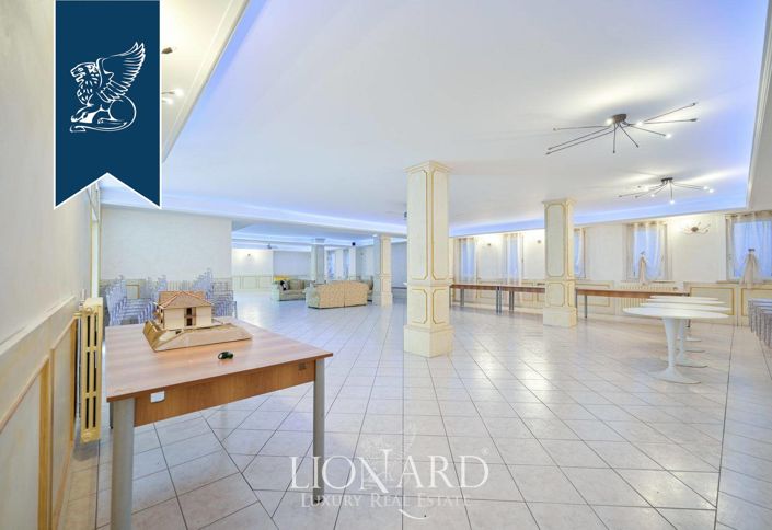 Image No.18-20 Bed Villa for sale