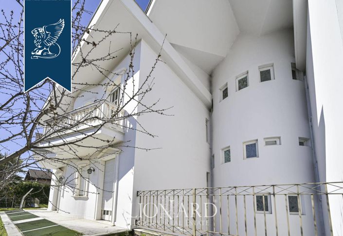 Image No.7-20 Bed Villa for sale