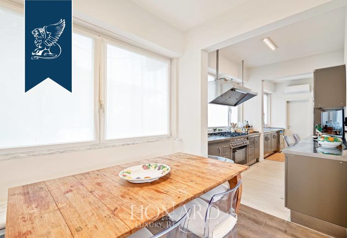 Image No.10-8 Bed Villa for sale