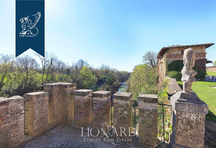 Image No.18-6 Bed Property for sale