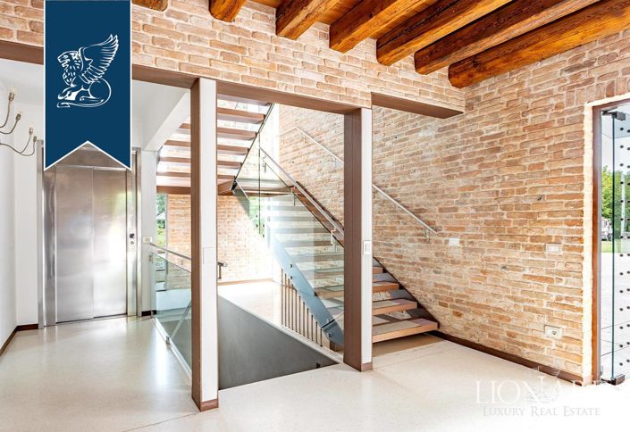 Image No.11-22 Bed Villa for sale