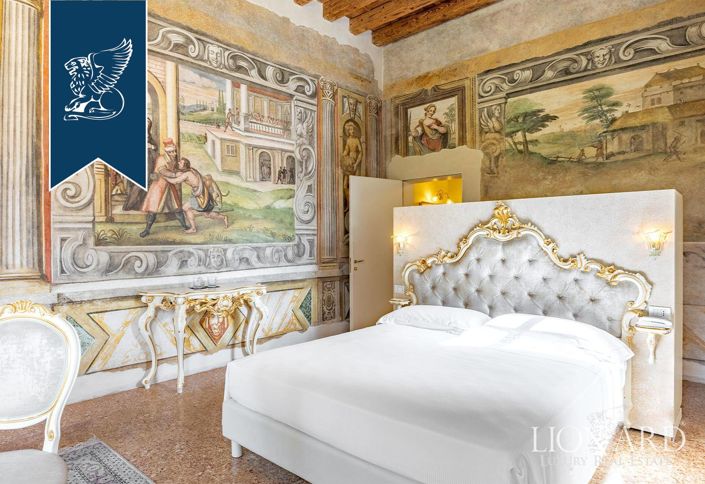 Image No.13-22 Bed Villa for sale