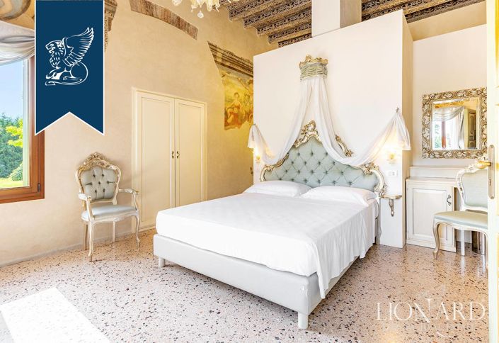 Image No.18-22 Bed Villa for sale