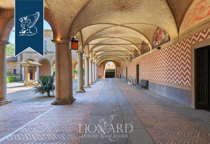 Image No.2-8 Bed Property for sale