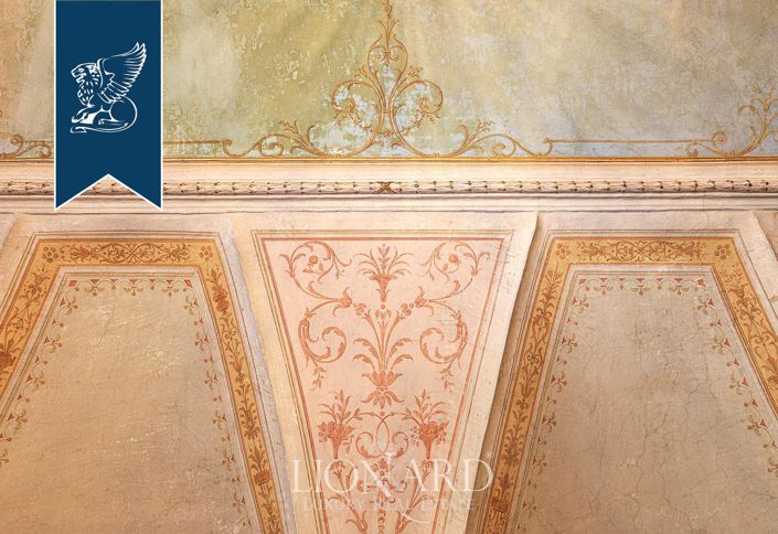 Image No.28-8 Bed Property for sale